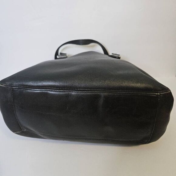 Coach leather large black vintage shoulder bag. - Picture 3 of 5